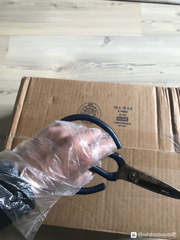 戴着一次性手套开箱验货-1.jpg